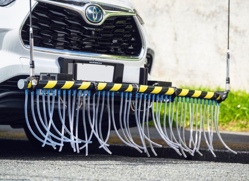 More than 40 specially designed intake pipes are connected to the front bumper.